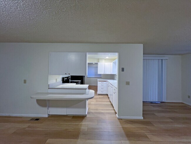 Building Photo - 4 bedroom 2.05 bath rambler on Kent's East...