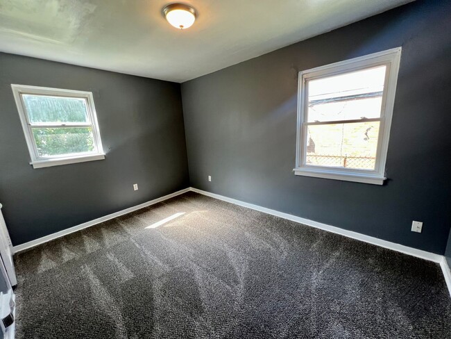 Building Photo - Updated Home! - 3 Bedroom 1 Bathroom - Pit...