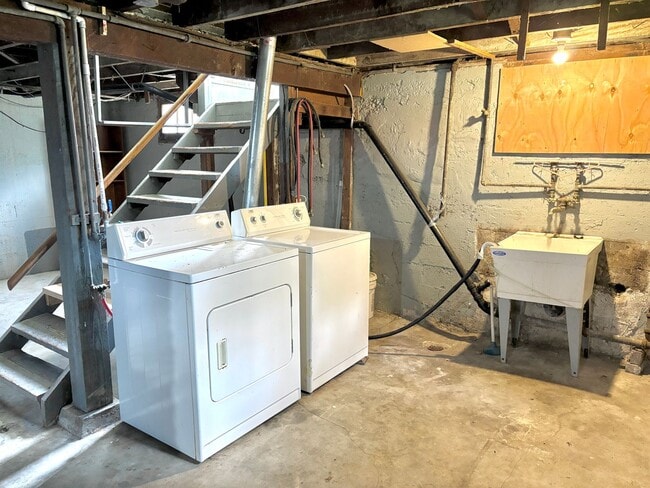 Building Photo - Historic Milwaukie 3 bedroom bungalow with...