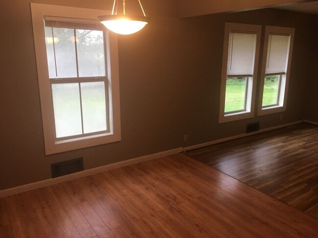 Building Photo - 3 Bedroom / 2 Bath Home Located Minutes from Downtown Lowell!