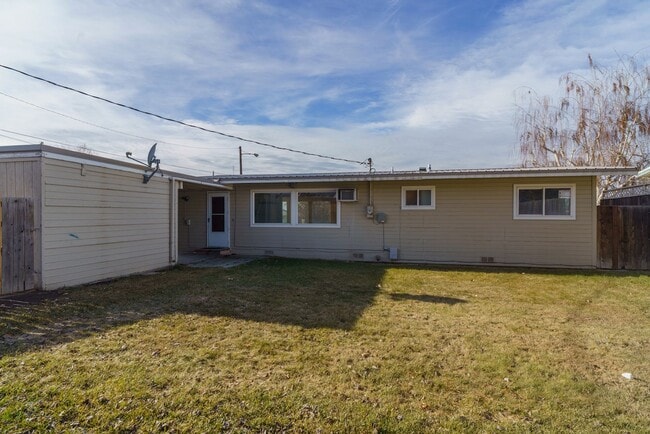 Building Photo - Updated Rambler w/ Fenced Backyard!