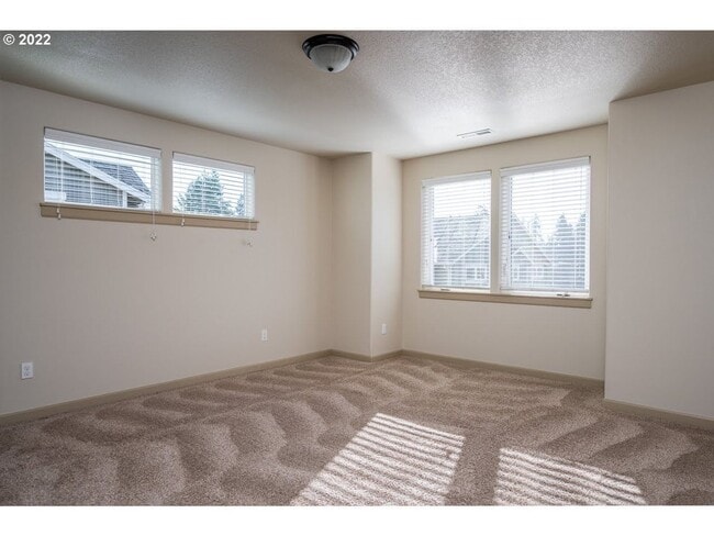 Building Photo - 4 Bedroom Home near Orenco Station!!