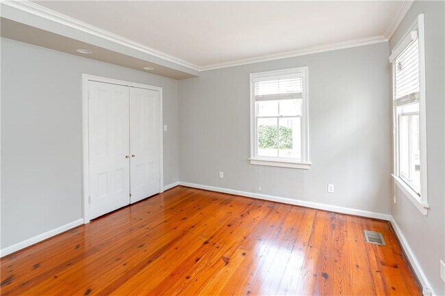 Building Photo - 209 S Cedar St