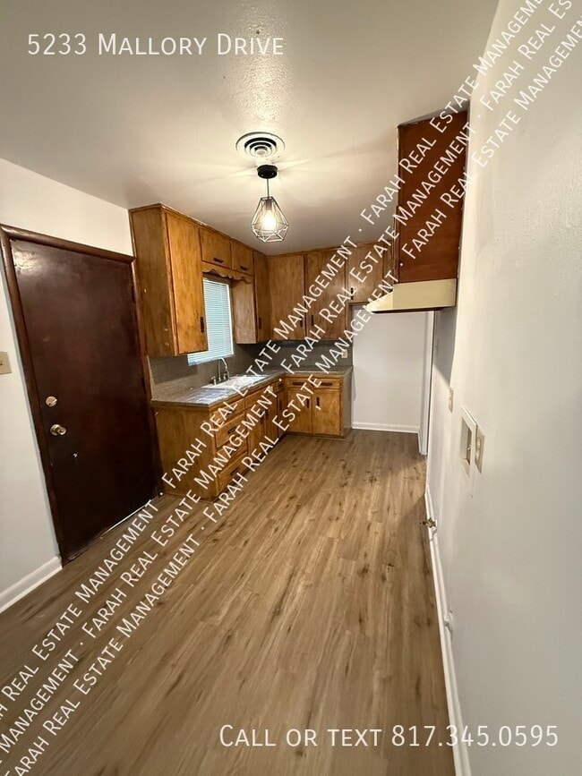 Building Photo - 5233 Mallory Dr