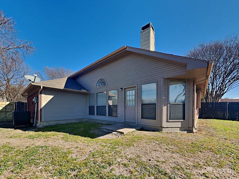 Building Photo - 653 Edgewood Dr