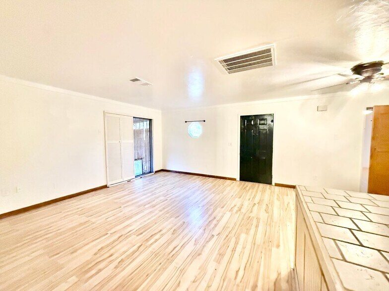 Building Photo - 482 Aztec Ln