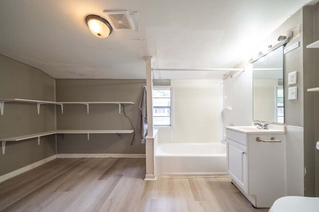 Building Photo - 807 Walnut St