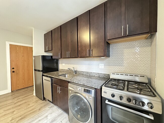 Building Photo - 434.5 W Belden Ave