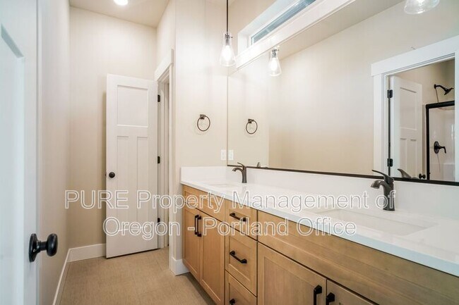 Building Photo - 2659 NE Justus Ave