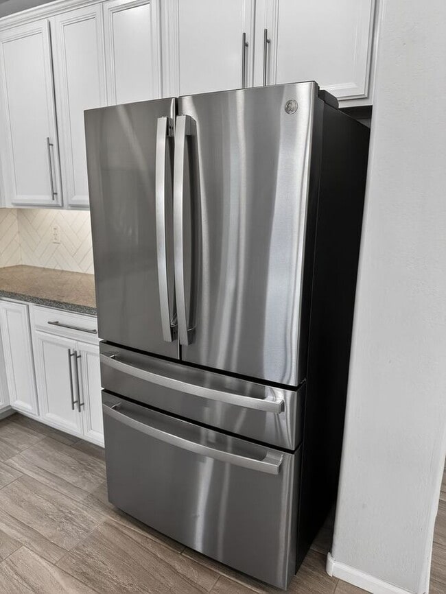 Building Photo - Stunning 5 Bed/5Bath Home in Gated Community – Over 3,100 SqFt of Modern Living -New Carpet throu...