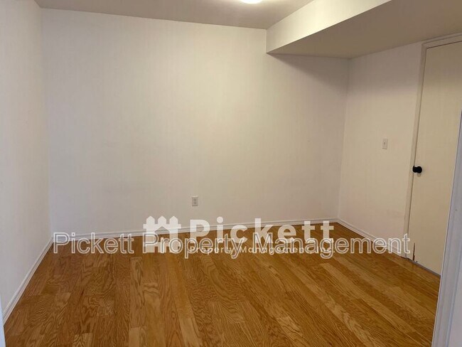 Building Photo - 1058 NE Sol Vei St