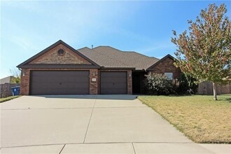 Building Photo - 3108 SW Oakleigh Rd