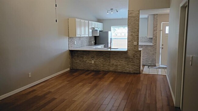 Building Photo - 137 Creekside Way