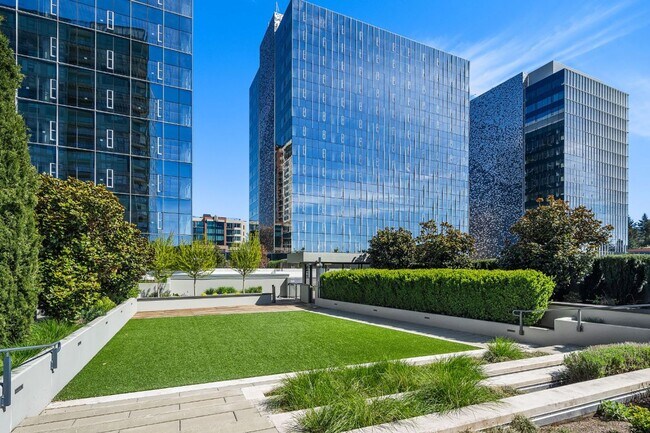 Building Photo - 2Bd/1.75Ba Bellevue Condo