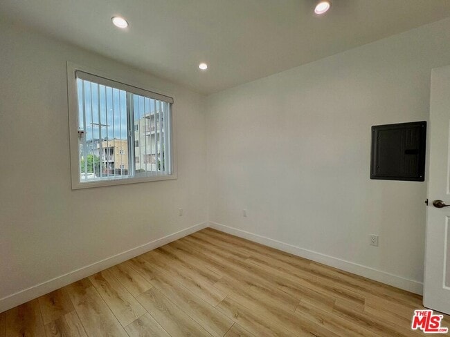 Building Photo - 1321 1/2 Normandie Ave