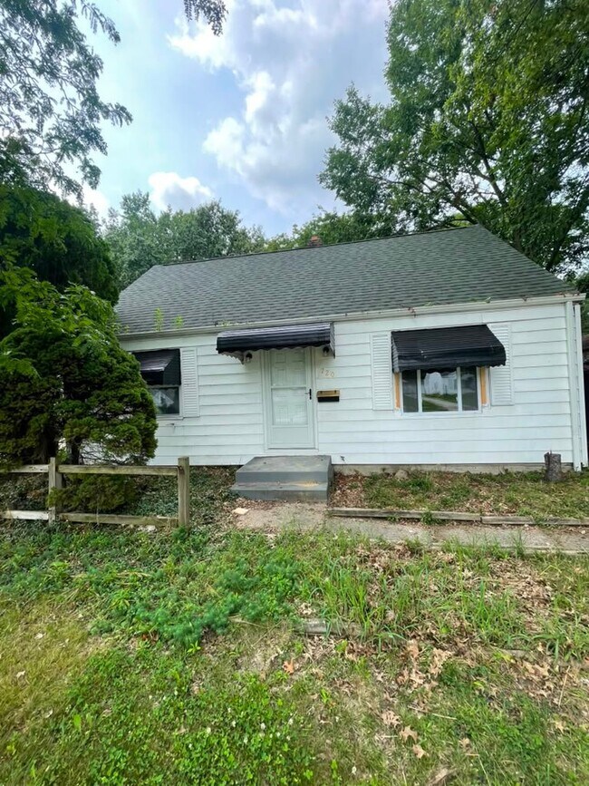 Building Photo - 720 E 258th St