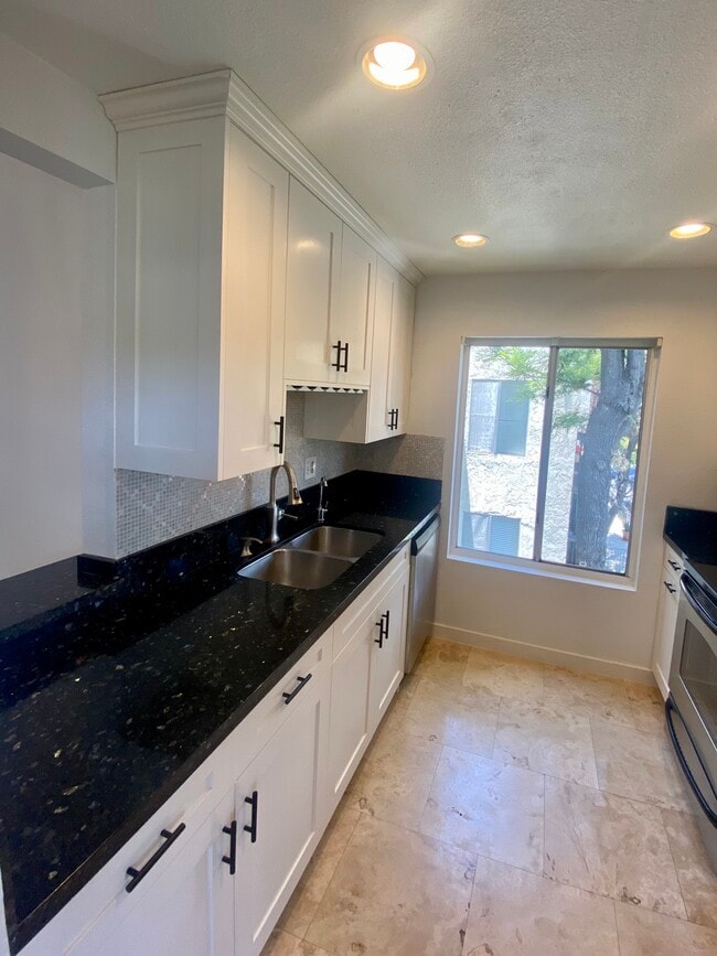 Building Photo - 1311 Summertime Ln