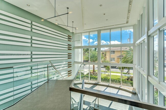 Building Photo - 600 NE 27th St