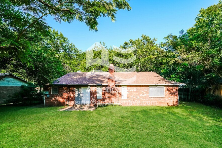 Building Photo - 4408 S Cypress Ave