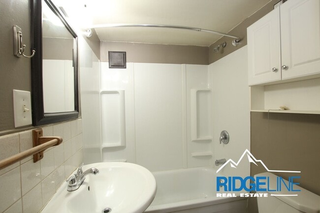 Building Photo - Great Smaller Home for Lease! (Water, Garb...