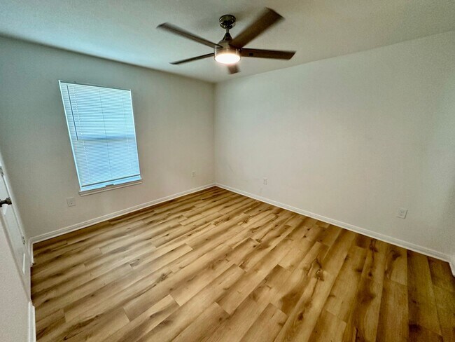 Building Photo - 116-118-118 W Gruver Cir