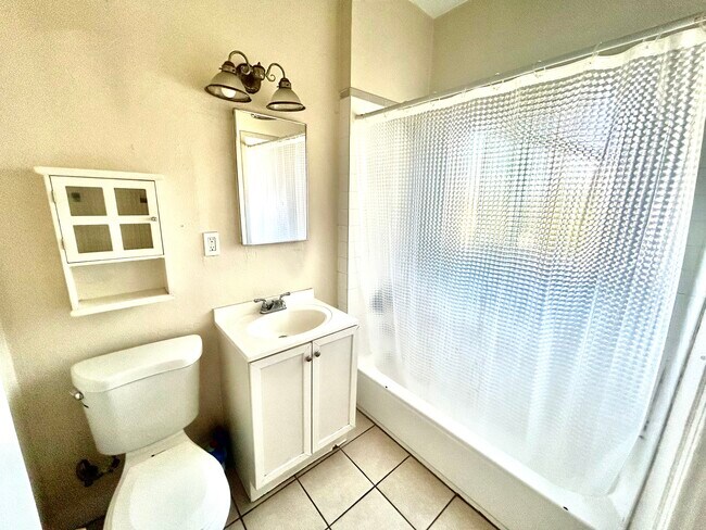 Building Photo - 715 E 23rd St