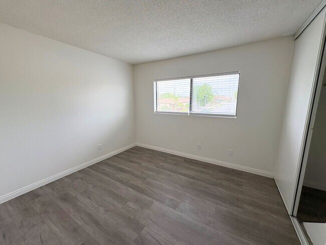 Building Photo - Newly Renovated Condo