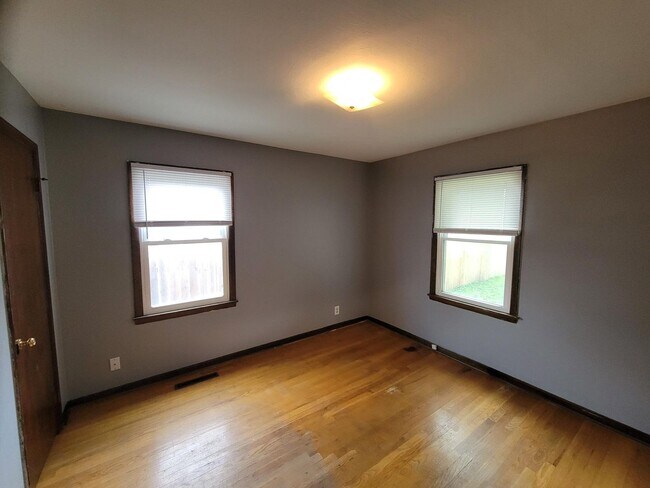 Building Photo - 3 bedroom 1 bath