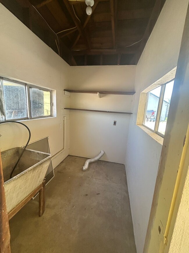 Building Photo - Updated charm and space in this 2 bedroom ...