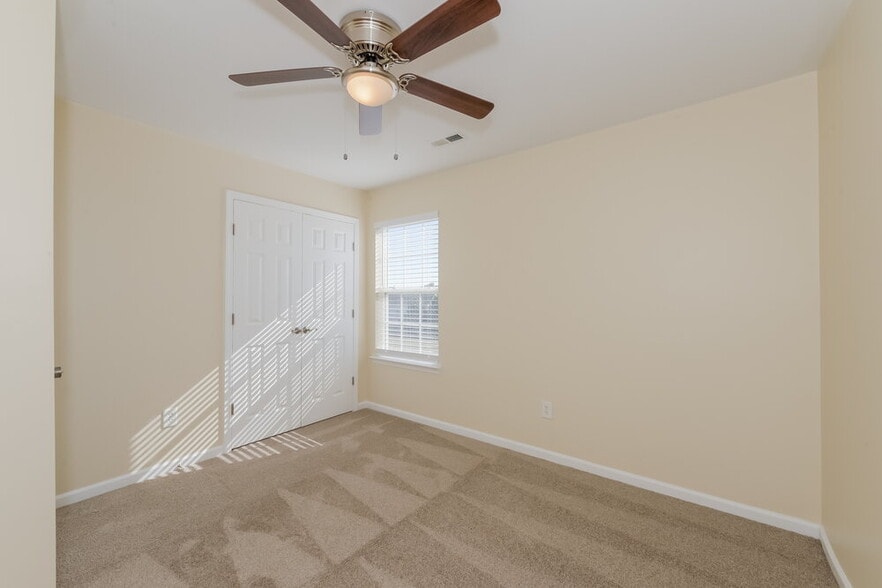 Building Photo - 1043 Vanguard Dr
