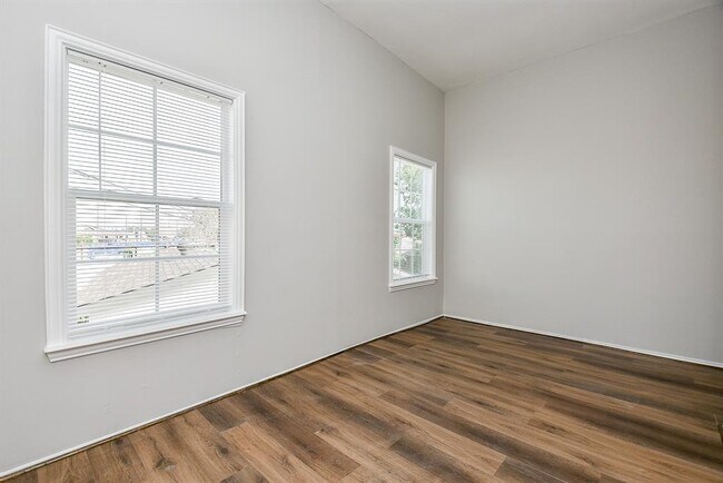Building Photo - 2509 Oakcliff St