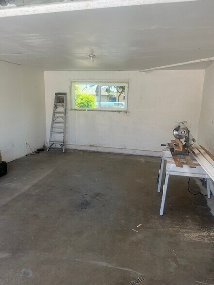 Building Photo - 1127 E Donovan Rd