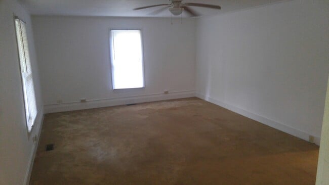 Large Livingroom - 2021 Webster Rd