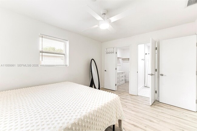 Building Photo - 2911 NW 5th Ct