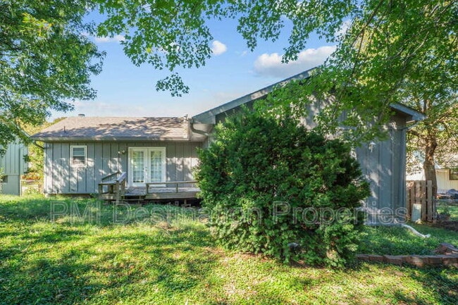 Building Photo - 525 NE Karapat Dr
