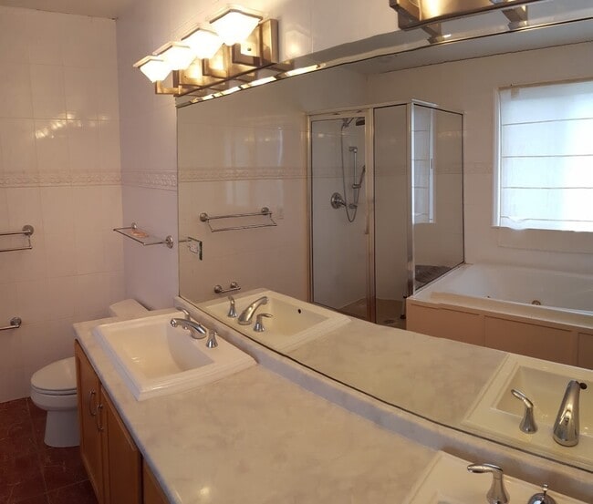 Building Photo - Spacious 3 bedroom 2.5 bath in Squirrel Hill!