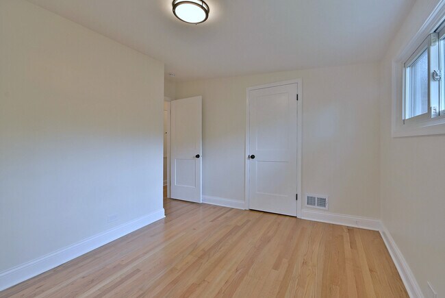 Building Photo - 6750 N Kostner Ave