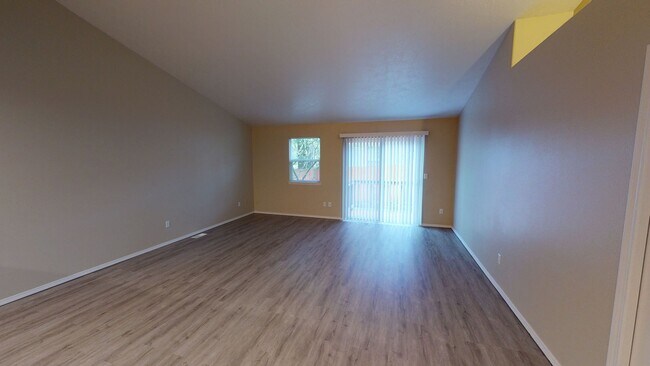 Building Photo - Single Level  House in Sandy- Great Open Floor Plan- Pet Friendly!