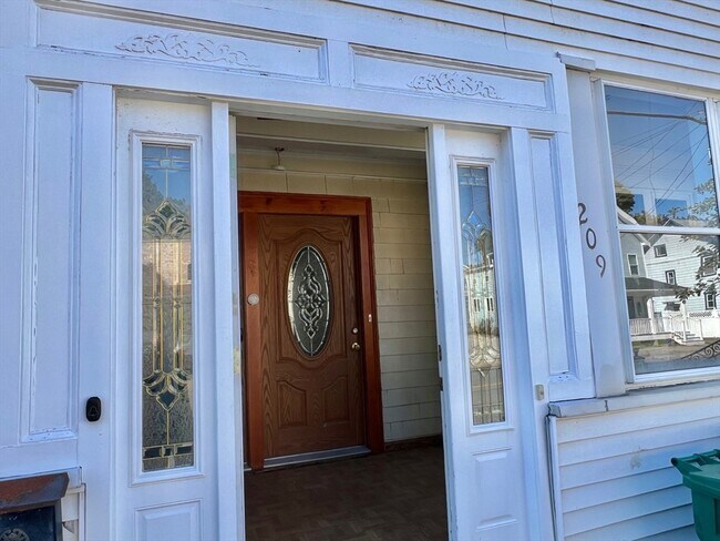 Building Photo - 209 Riverside Ave