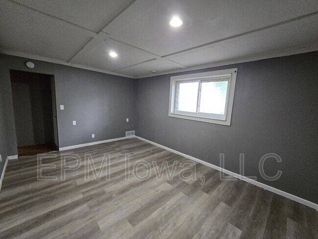 Building Photo - 1242 Edgewood Dr