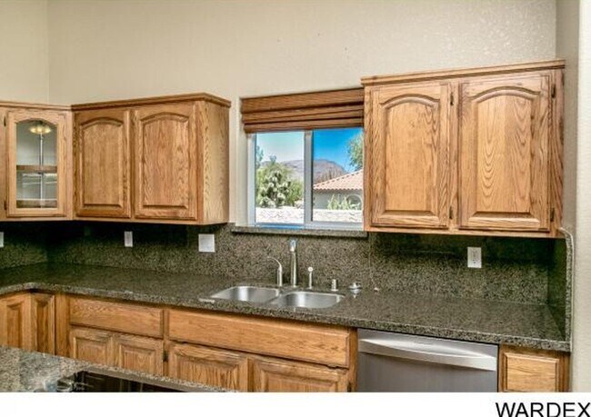 Building Photo - 4 Bedroom House Across from Golf Course!