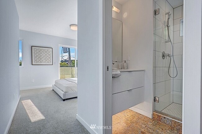 Building Photo - 632 10th Ave E