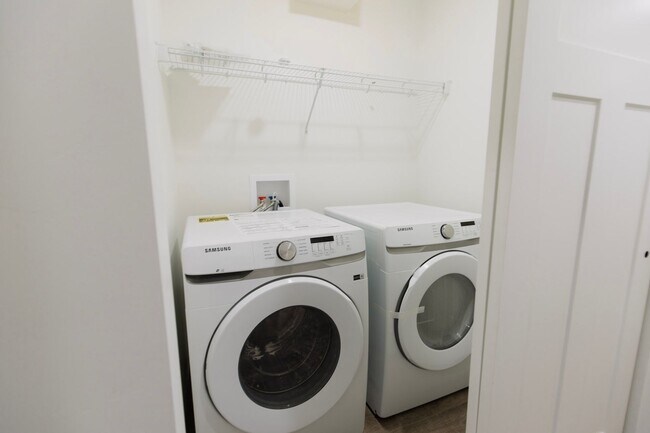 Building Photo - Newer 2 Bedroom 2 1/2 bathroom Hayden Townhome!