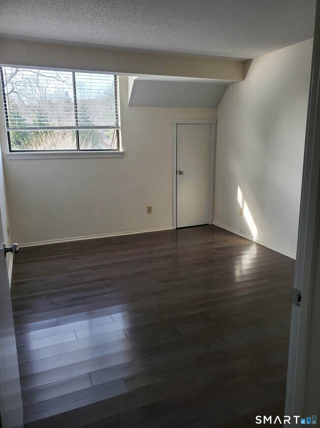 Building Photo - 434 Heritage Vlg