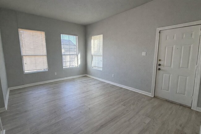 Building Photo - Newly Remodeled 3-Bedroom Home with Open Layout & Fenced Backyard in Dallas