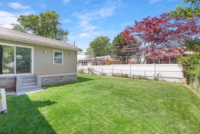 Building Photo - 1498 Kew Ave