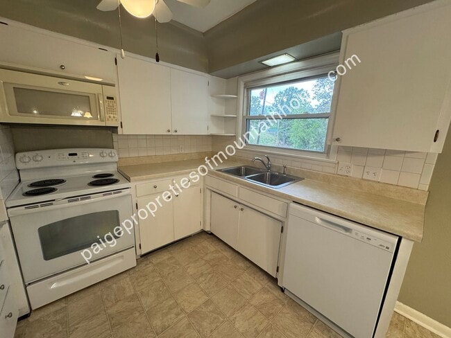 Building Photo - 2/1 in town out of town.