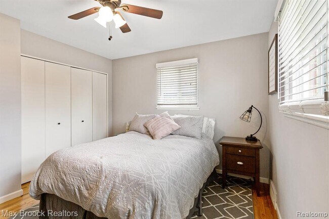 Building Photo - 3818 Edgeland Ave