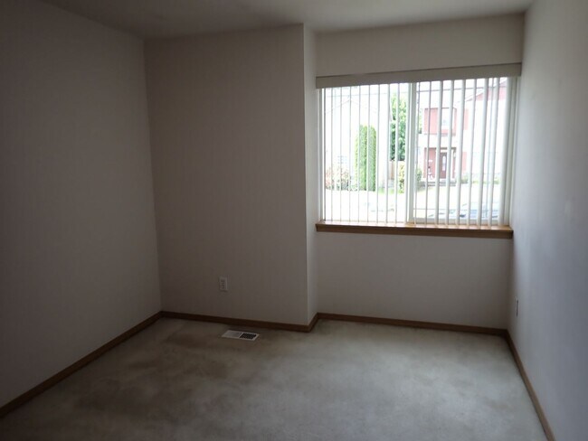 Building Photo - Beautiful 5 Bedroom House Puyallup South Hill