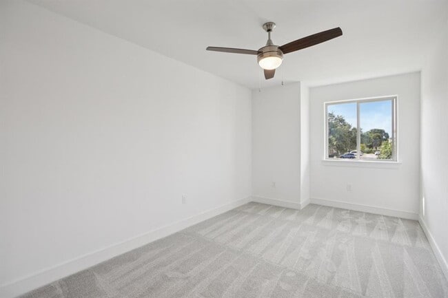 Building Photo - 302 Tesla Cir